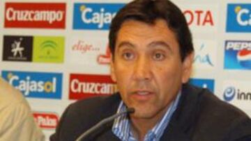 <b>UN BLOQUE.</b> El nuevo técnico del Recreativo quiere que su equipo juegue en un bloque tanto para defender como para atacar.