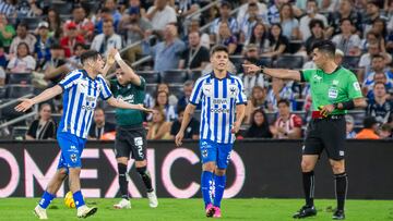 AME3899. MONTERREY (MÉXICO), 30/03/2024.- Gerardo Arteaga (i) de Rayados reclama al arbitro Adonai Escobedo (d) una jugada ante Chivas este sábado, durante un partido correspondiente a la jornada 13 del Torneo Clausura 2024 en el estadio BBVA de la ciudad de Monterrey (México). EFE/Miguel Sierra