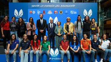 MADRID, 27/09/2022.- El presidente de la Federación Española de Baloncesto, Jorge Garbajosa (5-fondo) junto a jugadoras de los equipos participantes y autoridades posan este martes durante la Presentación de la Liga Endesa de Baloncesto Femenino. EFE/Sergio Pérez
