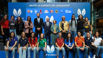 MADRID, 27/09/2022.- El presidente de la Federaci¨®n Espa?ola de Baloncesto, Jorge Garbajosa (5-fondo) junto a jugadoras de los equipos participantes y autoridades posan este martes durante la Presentaci¨®n de la Liga Endesa de Baloncesto Femenino. EFE/Sergio P¨¦rez
