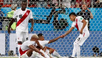 Soccer Football - World Cup - Group C - Peru vs Denmark - Mordovia Arena, Saransk, Russia - June 16, 2018   Peru&#039;s Andre Carrillo and team mates look dejected at the end of the match    REUTERS/Max Rossi