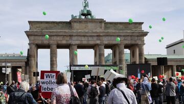 Berlin (Germany), 19/09/2020.- People participate in a demonstration 'March for Life' by the Bundesverband Lebensrecht (BVL) at the Brandenburg Gate in Berlin, Germany, 19 September 2020. The BVL is an association of German life rights groups founded in 2001 organise the annual demonstraion. (Alemania) EFE/EPA/HAYOUNG JEON