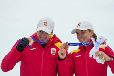 Oriol Cardona y Ana Alonso celebran juntos en el podio haber conseguido la medalla de bronce.