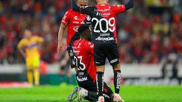 AME568. GUADALAJARA (MÉXICO), 17/09/2023.- Jordy Caicedo (c) de Atlas celebra una anotación ante Tigres hoy, durante un partido de la jornada 8 de la liga del fútbol mexicano disputado en el Estadio Jalisco, la ciudad de Guadalajara, Jalisco (México). EFE/ Francisco Guasco
