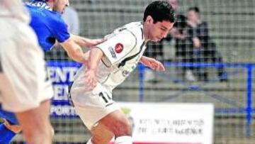 Párraga controla un balón.