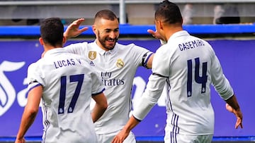 Benzema celebra uno de sus goles con Lucas V&aacute;zquez y Casemiro.