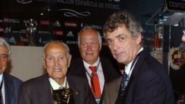 Villar hace entrega a Gabriel Jorge del trofeo como internacional español más longevo