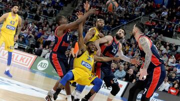 GRAF2686. VITORIA, 29/03/2018.- El base norteamericano del Maccabi Tel-aviv, Norris Cole (2i), cae entre el ala pivot georgiano del Baskonia, Tornike Shengelia (2d) y el escolta francés Rodrigue Beaubois (i), durante el partido de la vigésimo novena jornada de Euroliga que se disputa esta tarde en el pabellón Buesa Arena de Vitoria. EFE/JOSE RAMÓN GOMEZ