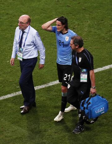 Cavani se retiró lesionado.