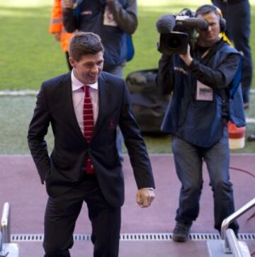 Steven Gerrard deja el Liverpool tras 17 años defendiendo la misma camiseta. Anfield se vistió de gala para hacer inolvidable su despedida.

