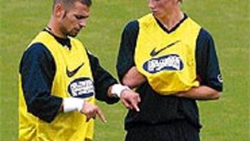 <b>DIÁLOGO</b>. Nikolaidis y Torres hablan de cómo deben moverse.