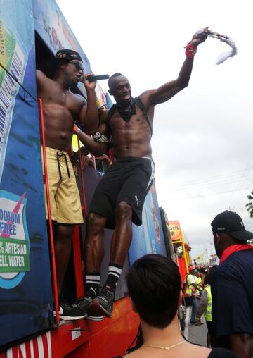 Usaint Bolt baila al ritmo del Carnaval de Trinidad y Tobago