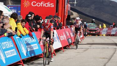 10/09/25 VUELTA CICLISTA ESPAÑA 2025
ETAPA 17
O BARCO DE VALDEORRAS - ALTO DE EL MORREDERO
META
VINGEGAARD SEGUIDO DE ALMEIDA