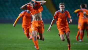 Rafael Mir, del Valencia, celebra el penalti ganador.