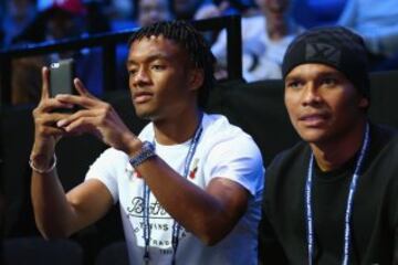 Los colombianos Juan Guillermo Cuadrado (Fiorentina) y Carlos Bacca (Sevilla), también asistieron al O2.