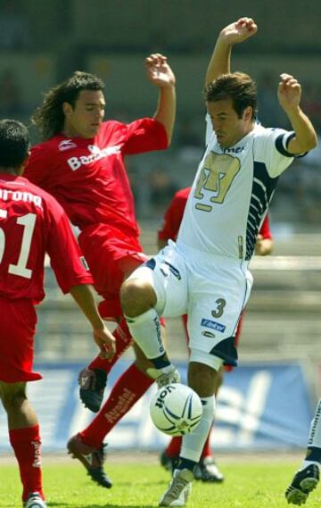 Imagen correspondiente al juego entre Pumas y Toluca de la Jornada 12 del Apertura 2005 que los felinos ganaron 3-0. En la foto, Ariel 'El Bombón' Rosada, de Toluca, y Joaquín Beltrán, de la UNAM, disputan el esférico.