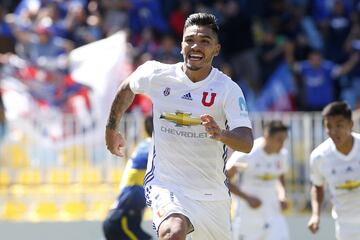 El jugador de Universidad De Chile Lorenzo Reyes, centro, celebra su gol contra Everton durante el partido de primera division en el estadio Sausalito de Vina del Mar, Chile.