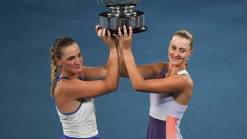 Timea Babos y Kristina Mladenovic posan con el trofeo de campeonas del dobles femenino del Open de Australia 2020.