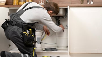 Ni vinagre ni limón, este es el truco de muchos fontaneros para eliminar la cal de la grifería