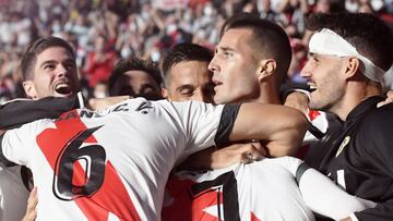 Los jugadores del Rayo celebran un gol.