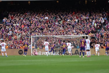 Raphinha marca el 2-0 de penalti al Sevilla. 