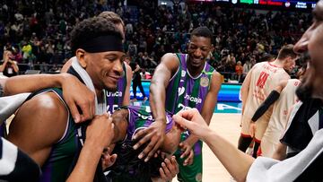 Carter es felicitado por su partidazo.