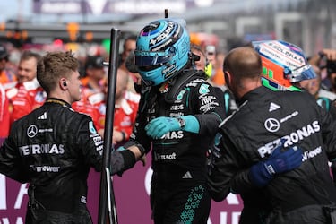 George Russell celebra su victoria en el GP de Australia junto a sus compañeros de Mercedes.