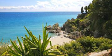 Considerada como una de las mejores playas del municipio malagueño, la playa de Burriana destaca por sus aguas cristalinas y su arena fina y dorada. La variada oferta de servicios y las buenas instalaciones con las que cuenta, convierten a este lugar en un reclamo tanto para los habitantes de la región como para los turistas. Desde 2018 posee la Q de Calidad Turística y, además, año tras año es galardonada con la bandera azul.