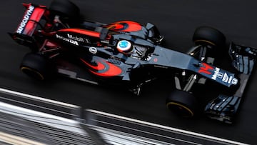 Fernando Alonso con el McLaren en Bakú.