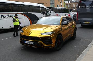 La increíble colección de coches de Aubameyang que muestra en sus redes