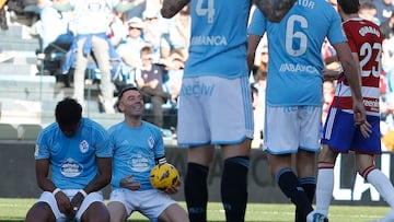 Tapia y Aspas se lamentan en el suelo durante el partido contra el Granada.
