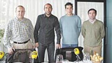 <b>TERTULIA EN SER GIJÓN</b>. Marcelino García, técnico del Sporting, Abelardo, ex jugador del club gijonés, y Chus Bravo, central de la actual plantilla rojiblanca, participaron ayer en la Tertulia de El Puerto, de SER Gijón, conducida por Manfredo Álvarez.