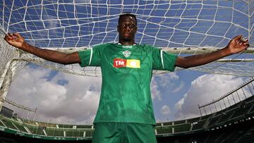 Nuke Mfulu posa para AS antes de debutar hoy en Santo Domingo.