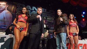 Saúl 'Canelo' Álvarez y Julio César Chávez Jr. posan durante la rueda de prensa de presentación de su combate.