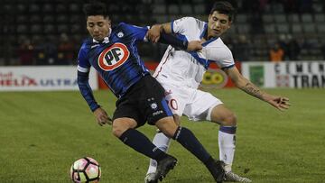 Futbol, Huachipato vs Universidad Catolica.
El jugador de Universidad Catolica, Carlos Lobos, derecha, disputa el balon con Cesar Valenzuela de Huachipato durante el partido por Copa Chile disputado en el estadio Cap de Talcahuano, Chile.
06/09/2017
Dragomir Yankovic/Photosport*****
Football, Huachipato vs Universidad Catolica.
Universidad Catolica's player Carlos Lobos, right, battles for the ball against Cesar Valenzuela of Huachipato during Copa Chile football match held at the Cap stadium in Talcahuano, Chile.
06/09/2017
Dragomir Yankovic//Photosport