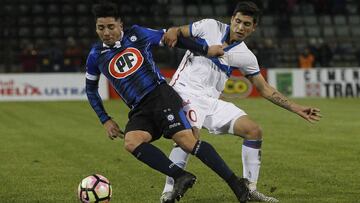 Futbol, Huachipato vs Universidad Catolica.
 El jugador de Universidad Catolica, Carlos Lobos, derecha, disputa el balon con Cesar Valenzuela de Huachipato durante el partido por Copa Chile disputado en el estadio Cap de Talcahuano, Chile.
 06/09/2017
 Dragomir Yankovic/Photosport*****
 
 Football, Huachipato vs Universidad Catolica.
 Universidad Catolica&#039;s player Carlos Lobos, right, battles for the ball against Cesar Valenzuela of Huachipato during Copa Chile football match held at the Cap stadium in Talcahuano, Chile.
 06/09/2017
 Dragomir Yankovic//Photosport