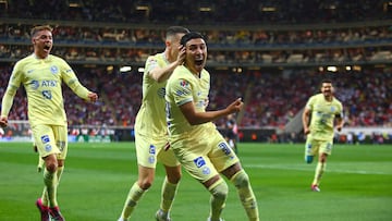 Leo Suárez festeja su gol ante Chivas