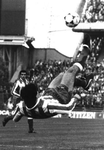 Partido Atlético de Madrid-Valencia en 1985. Jorge Orosman da Silva remata de chilena.