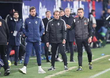 El entrenador del Osasuna, Jagoba Arrasate, junto al cuarto árbitro del partido.