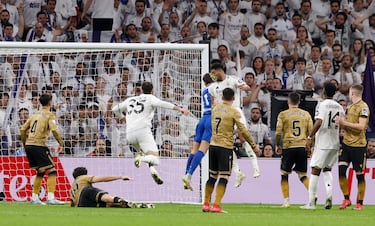 Minuto 48 de partido. El jugador inglés del Real Madrid se lleva un manotazo fortuito del portero de la Real Sociedad cuando intentaba rematar en el área pequeña.