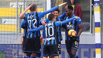 Duv&aacute;n Zapata y sus compa&ntilde;eros de Atalanta celebrando un gol por Serie A.