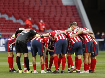Los jugadores del Atlético de Madrid hacen piña antes del inicio del partido. 