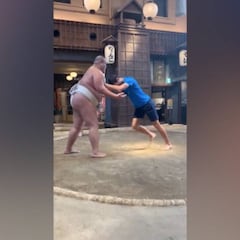 La divertida visita de Djokovic en Japón: ¡practicó sumo!