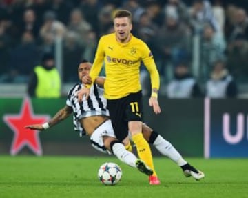 Marco Reus intenta eludir la fiera marca de Arturo Vidal. 