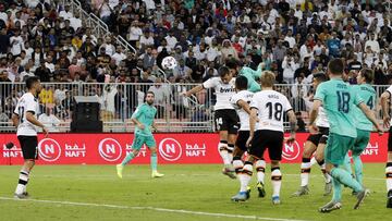 Isco remata de cabeza en el &aacute;rea del Valencia en la Supercopa. 