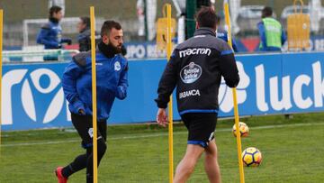 Emre &Ccedil;olak, trabajando al margen del equipo junto al preparador f&iacute;sico Fran Molano.