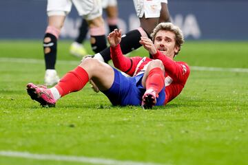 Antoine Griezmann en el momento del impacto su pie de apoyo resbala y manda el balón a las nubes.