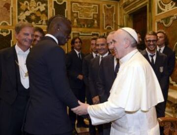 Mario Balotelli de Italia, estrechando la mano del Papa Franciscodurante una audiencia en el Vaticano el 13 de agosto de 2013 en Ciudad del Vaticano