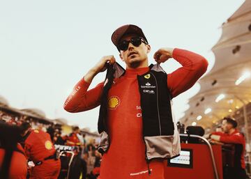 El piloto nacido en Montecarlo, Charles Leclerc, antes del inicio de la carrera del Gran Premio de Bahréin.