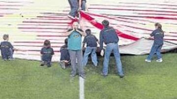 <b>LA PANCARTA DE LA POLÉMICA. </b>Antes del Barça-Osasuna, en el Camp Nou se colocó un mapa de los Países Catalanes, incluyendo a Cataluña, Valencia y Baleares.